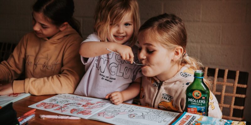 Manger du poisson avec des enfants : 4 astuces pour augmenter leur consommation d’oméga-3 (même s’ils détestent le poisson)